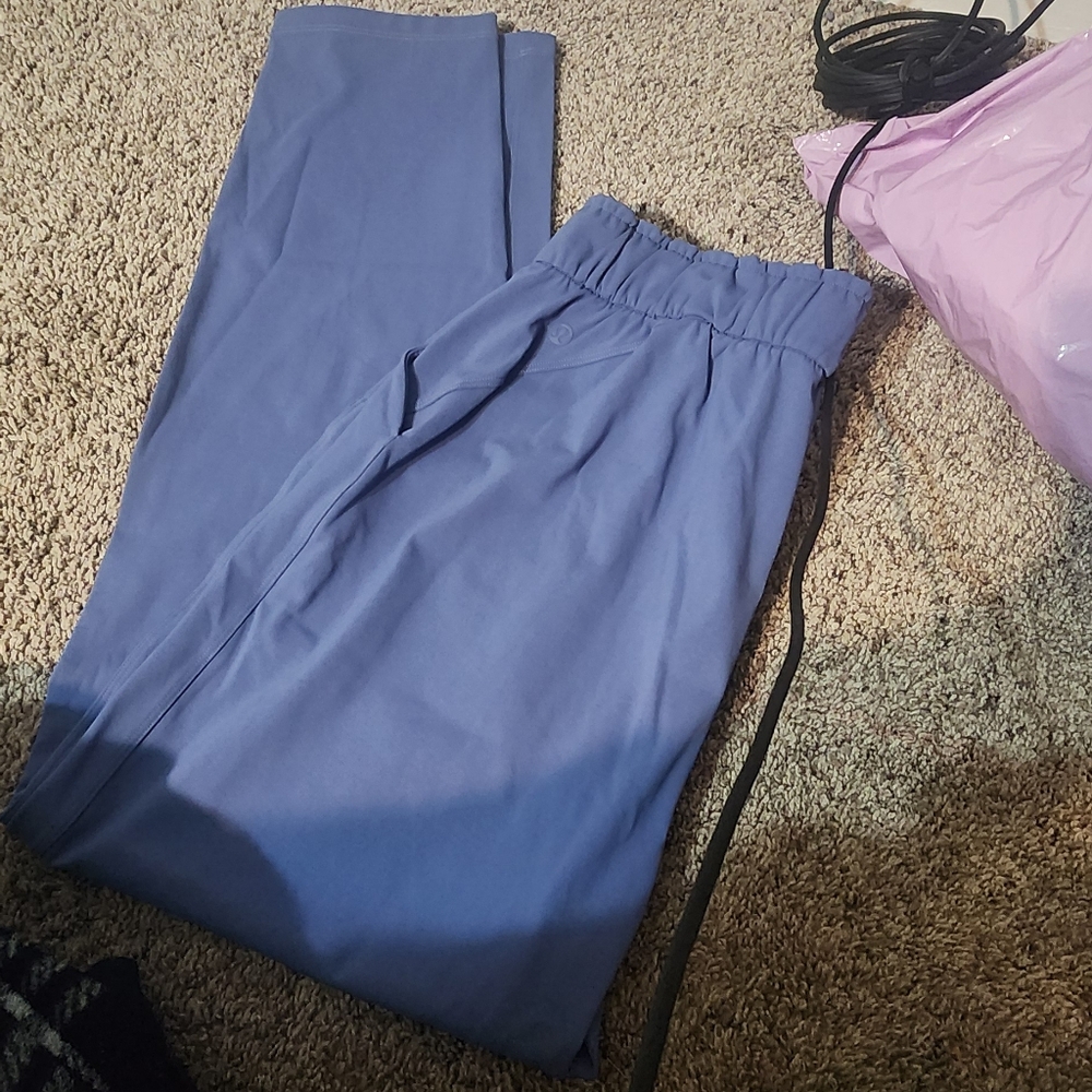 Lululemon stretch high-rise pants like on the fly.